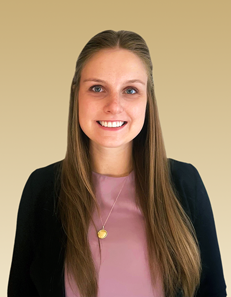 Headshot photo of Ellen.